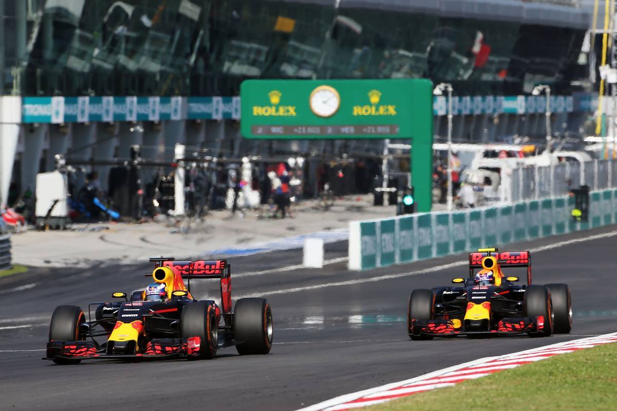 Red Bull-siker Malajziában, Hamilton kiesett