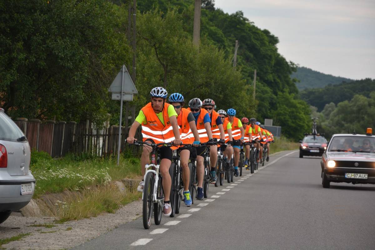 Kerékpáron Krakkóba: Lengyelországba tart a kolozsvári unitárius iskola csapata