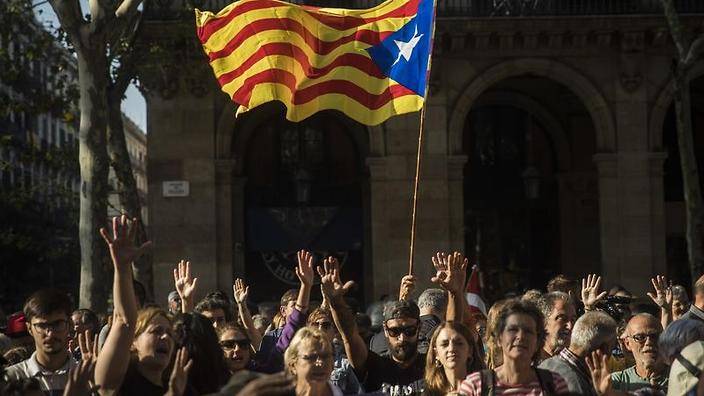 Megszavazták a Katalán Köztársaság függetlenségét, Madrid feloszlatja a barcelonai kormányt