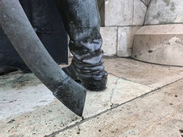 Feljelentést tett az RMDSZ a Mátyás-szoborcsoport megrongálása miatt