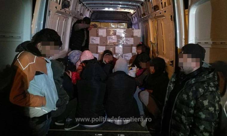Autóalkatrészeket szállító román kisteherautóban „szereltek le” 20 migránst Nagylaknál