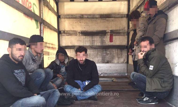 Egy kisteherautó alvázában próbált átjutni Magyarországra 9 iraki bevándorló