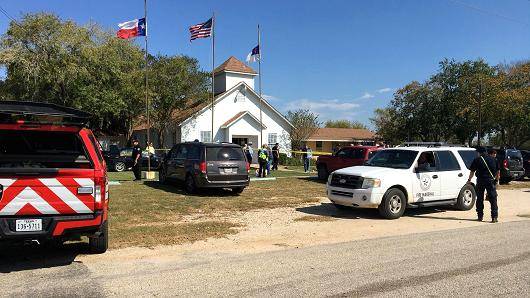 Közel harmincan meghaltak, amikor egy ámokfutó tüzet nyitott egy texasi templomban