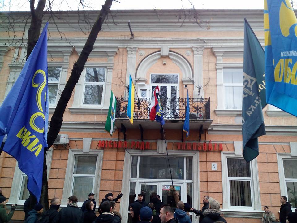 Letépték a magyar zászlót Beregszászon, bekérették az ukrán nagykövetet