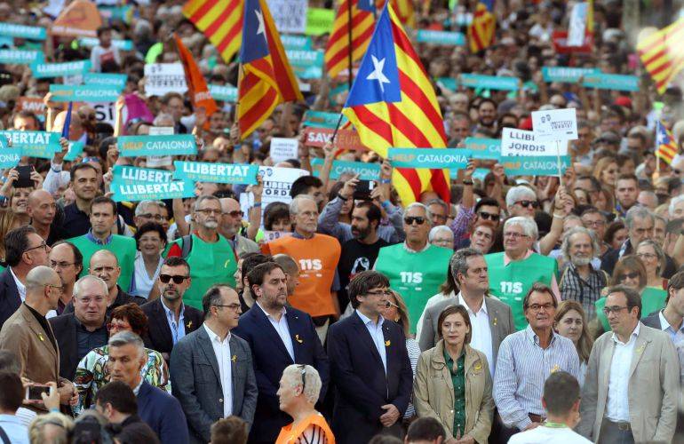 Félmillió katalán az utcán: „nem csak az autonómiát függesztették fel, hanem a demokráciát is”