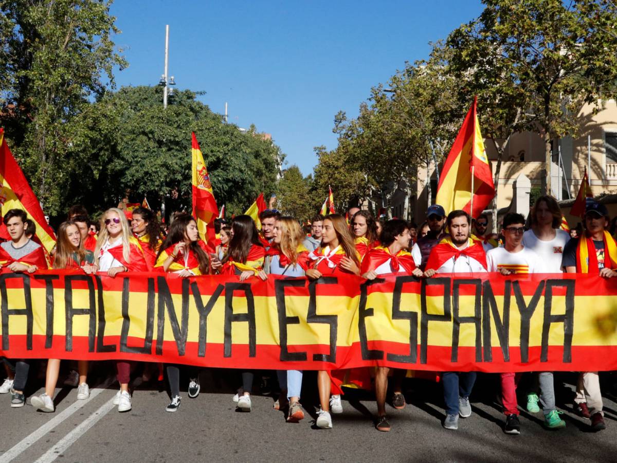 Megtöltötték Barcelona utcáit a spanyol egységért tüntetők