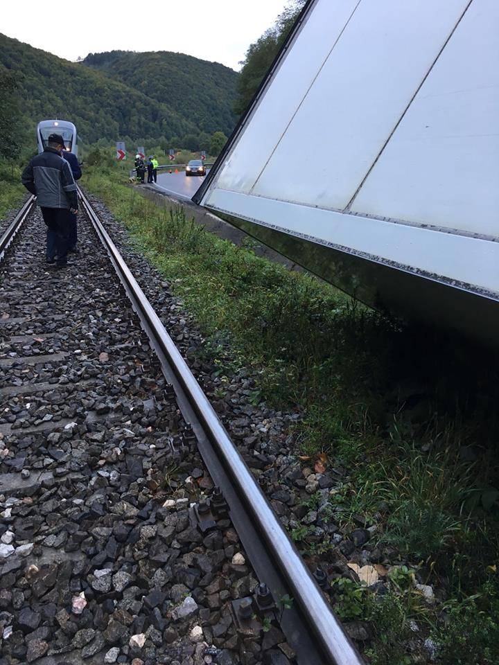 Vasúti sínre borult magyar kamion miatt állt a forgalom Kolozs megyében