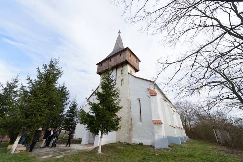 A megmaradás üzenete: felavatták a felújított küküllővári református templomot