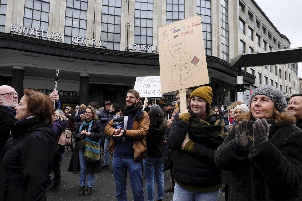 Ezrek tüntettek a belga migrációs államtitkár lemondását követelve Brüsszelben