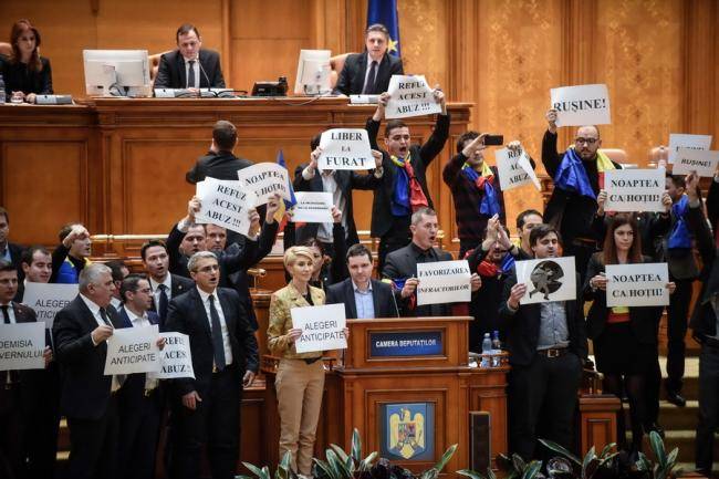 Tüntetések közepette vitatta a képviselőház az igazságszolgáltatás reformját