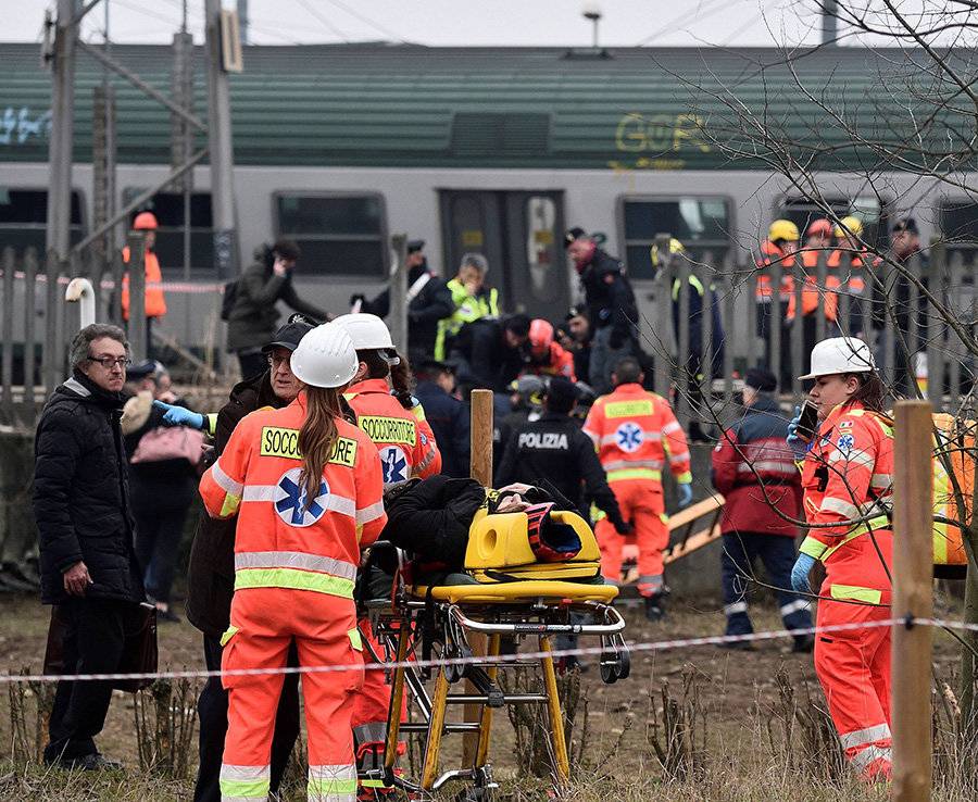 Kisiklott egy vonat Milánó közelében, halálos áldozatok is vannak
