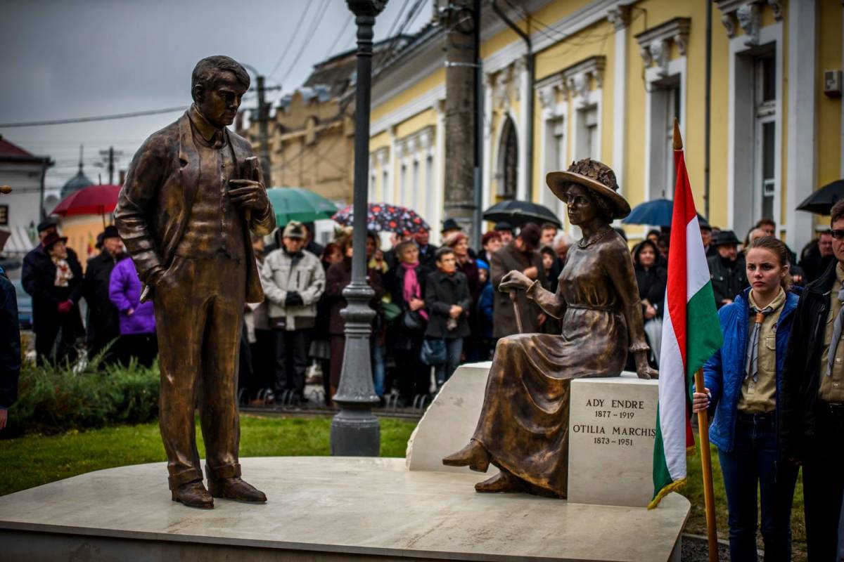 Szemet szúrt a magyar zászló a nagykárolyi szoboravatón