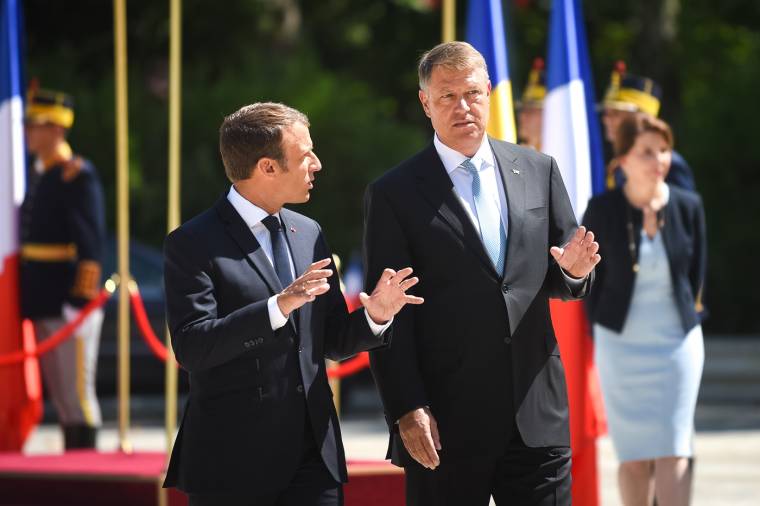 Macron Bukarestben – Francia fegyvereket vásárol Románia