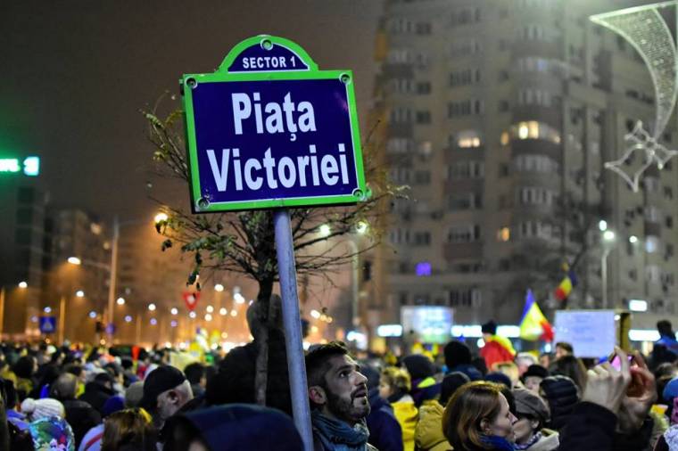 Visszatértek a tüntetők a bukaresti Győzelem térre