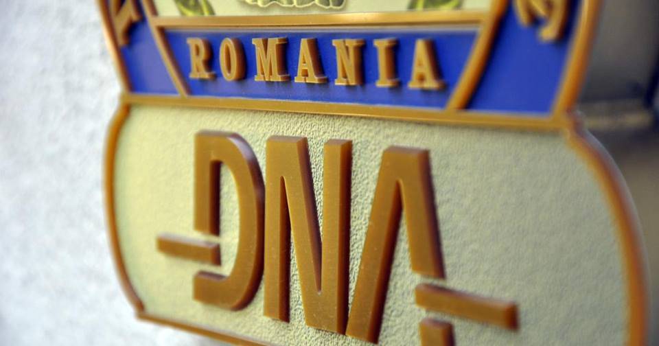 Ötvenezer euró kenőpénz elfogadásával gyanúsít egy bukaresti bírónőt a DNA
