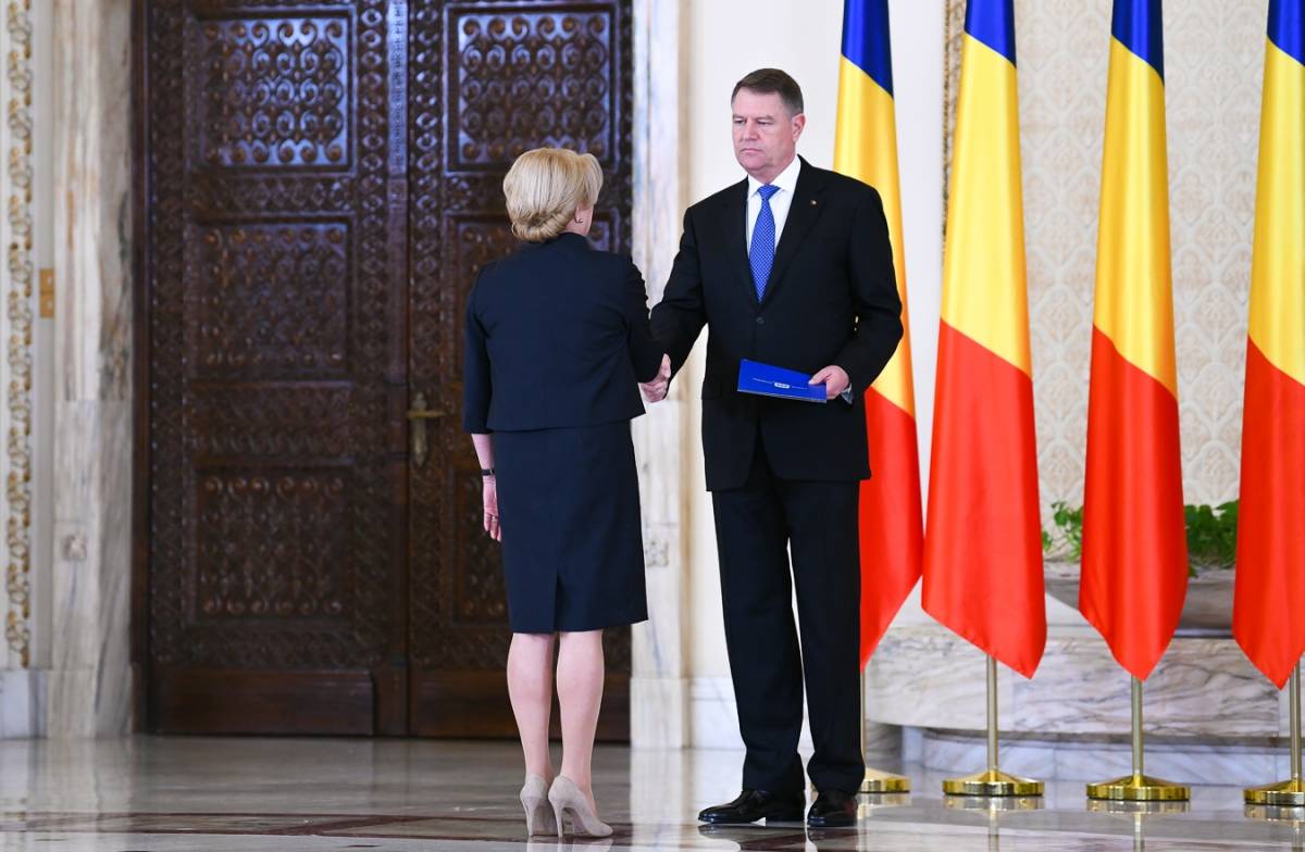 Johannis alaposan kiosztotta a kormánykoalíciót, majd sok sikert kívánt a Dăncilă-kabinetnek