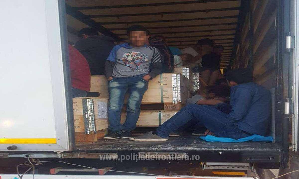 Közel száz migránst fogtak Aradon egyetlen kamionba zsúfolva