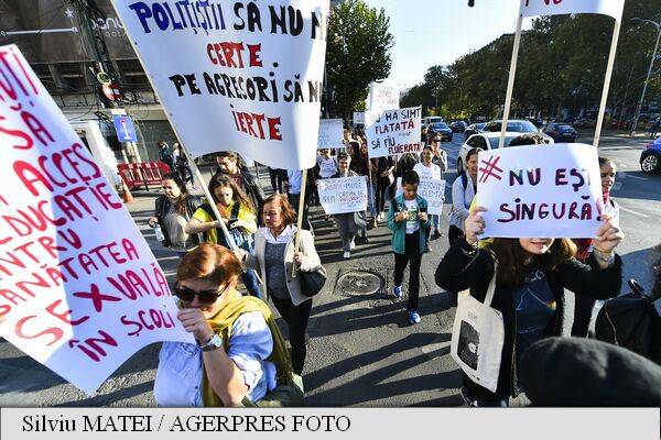 Mintegy félezren vállaltak szolidaritást a nők elleni erőszak áldozataival Bukarest utcáin