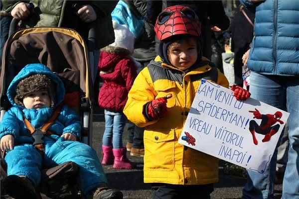 Bírsággal fenyegetik a gyermekükkel tüntető szülőket