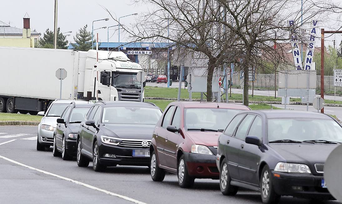 Baleset miatt lezárták az utat Berettyóújfalunál, a kamionokat Ártándnál várakoztatják