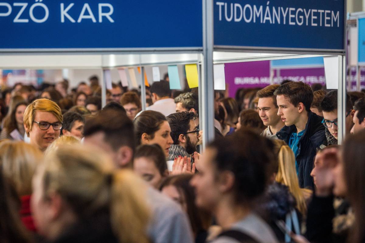 Vonzzák a magyarországi egyetemistákat az erdélyi felsőoktatási intézmények