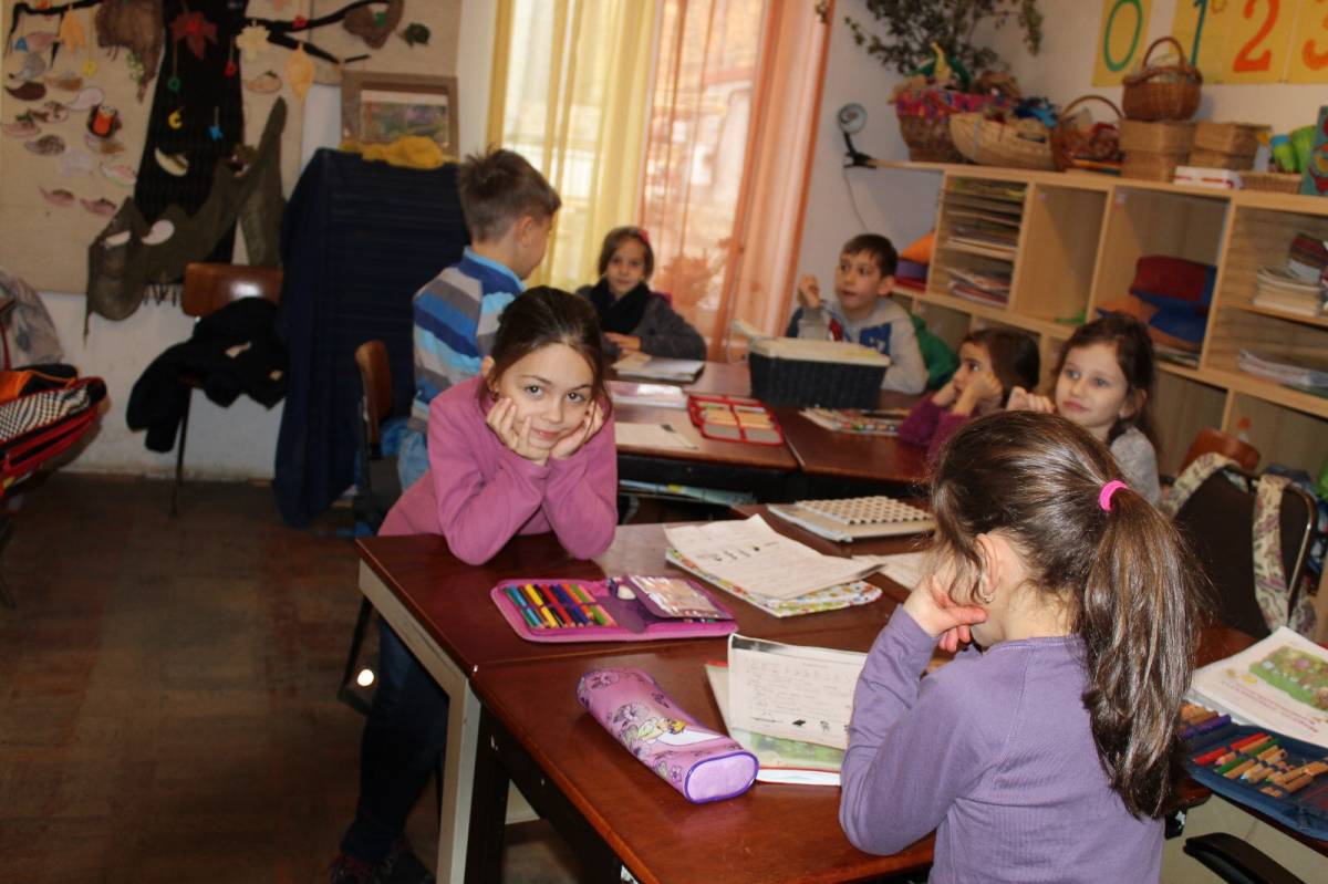 Személyre szabott angyalok: a szeretet ünnepéről, a várakozásról meséltek a kolozsvári Apáczai-iskola elsősei