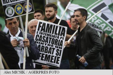 A „normalitás”, illetve a „diverzitás” hívei is meneteltek Bukarestben