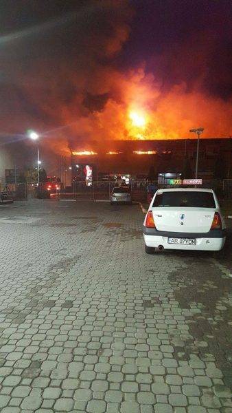 Tűz ütött ki egy aradi bevásárlóközpontban