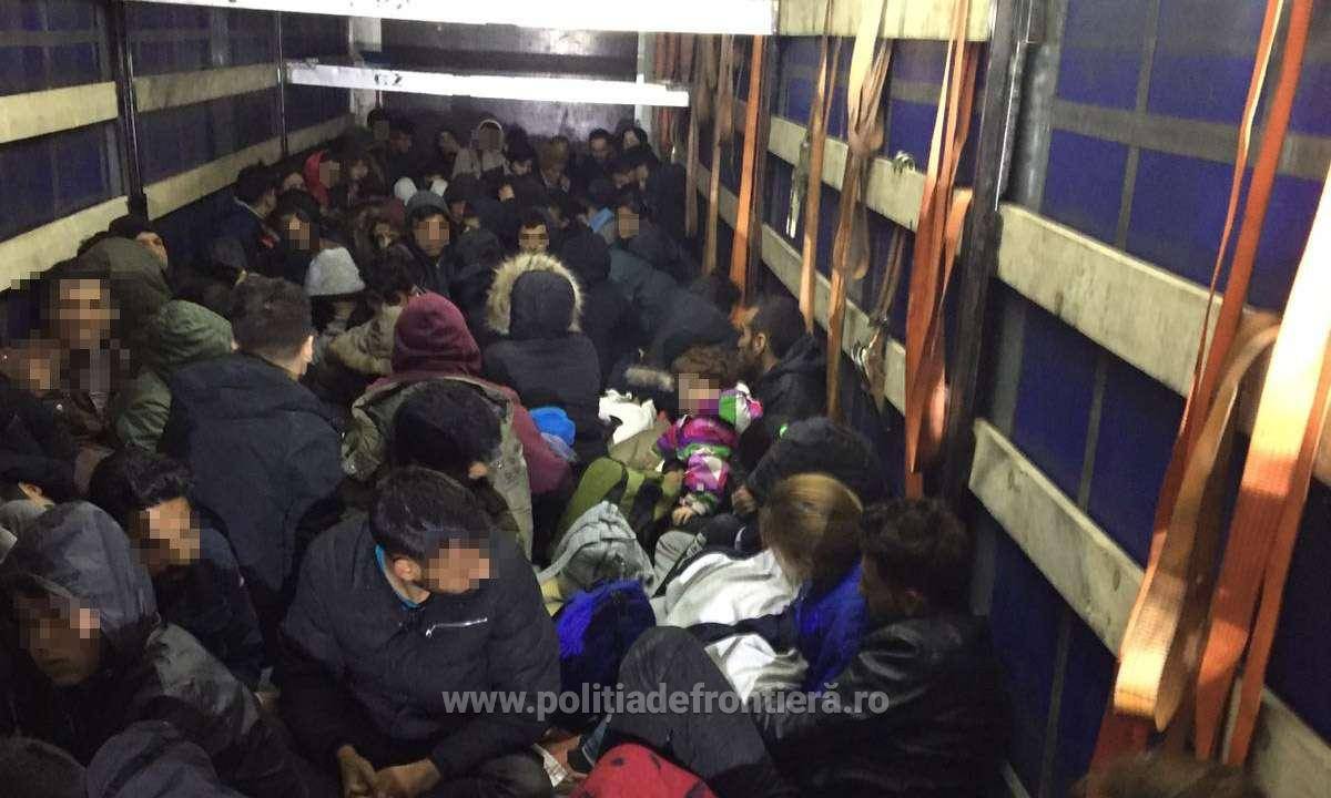 Teherautóban próbáltak átcsempészni 111 menedékkérőt Nagylaknál