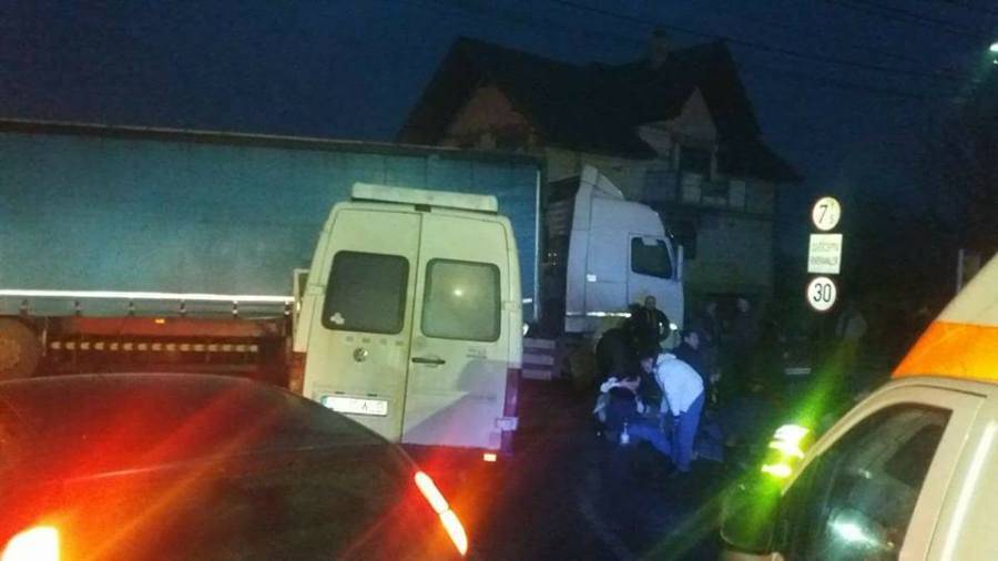 Teherautónak ütközött egy kisbusz Válaszút közelében, 16 sérült