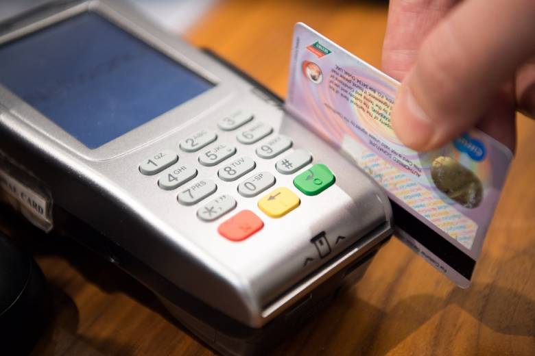 Több ízben is fizetett a talált bankkártyával egy Arad megyei férfi, bűntetőeljárás indult ellene
