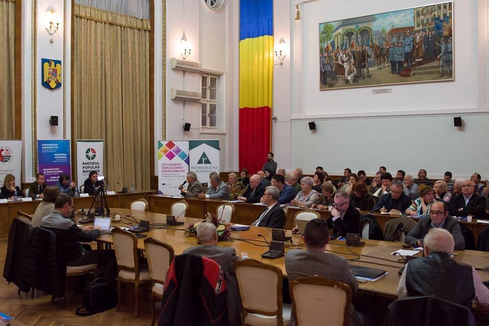 Közös erdélyi dialektust a román és magyar monológok helyett – konferencia Nagyváradon
