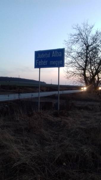 Visszahelyezték a megyehatárt jelző kétnyelvű táblát Maros megyében