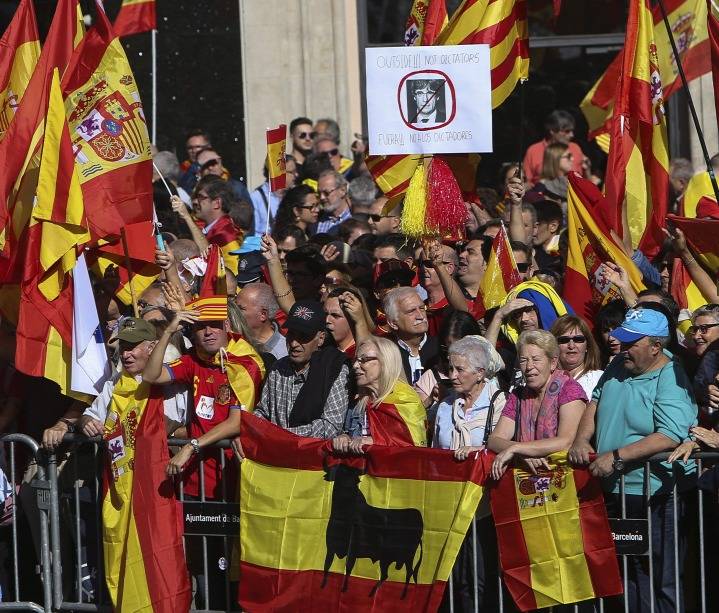 Több százezren tiltakoztak Barcelonában Katalónia függetlensége ellen