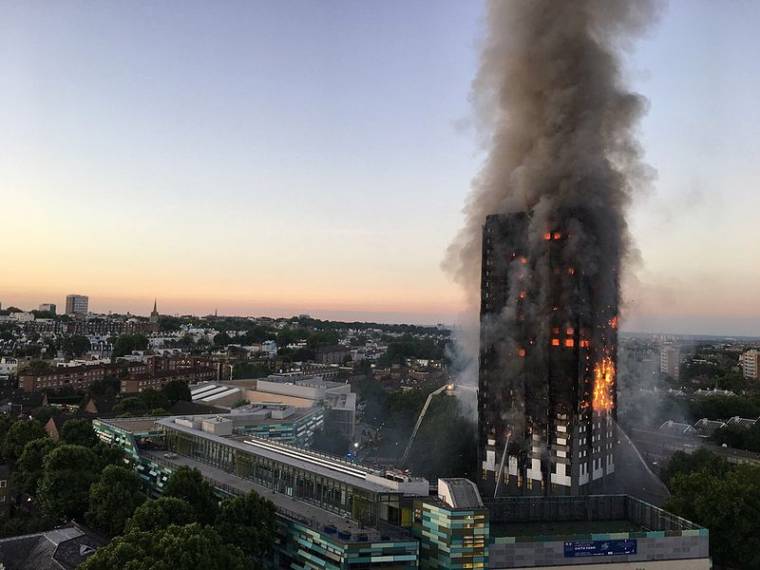 Tűzbiztonság: több ezer londonit kiköltöztettek lakásából