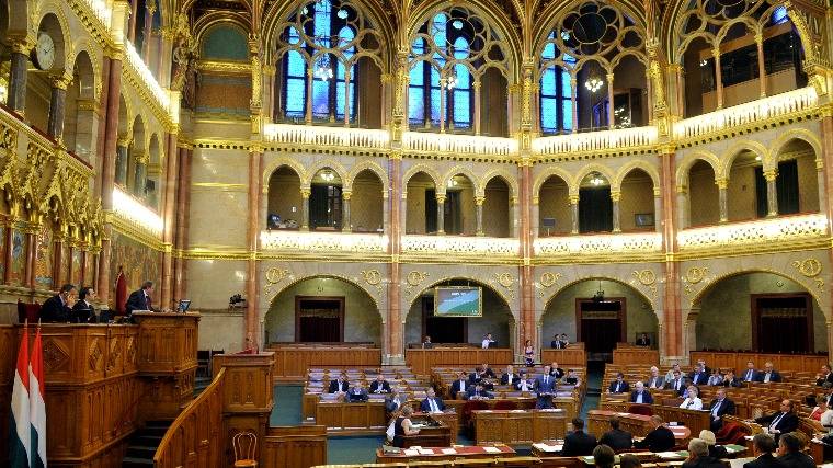 Elfogadta a civiltörvényt a budapesti parlament