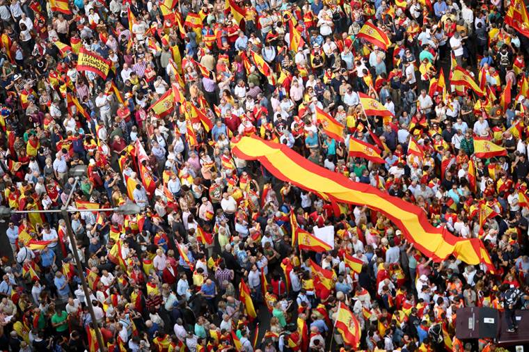 Több spanyol városban is tüntettek az egység mellett a katalán népszavazás napján