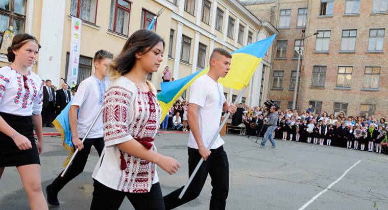 Kék-sárga szájkosarat raknának Kárpátaljára: Ukrajna a kisebbségi kereskedelmi médiumok működésébe is beleszól a nyelvtörvénnyel