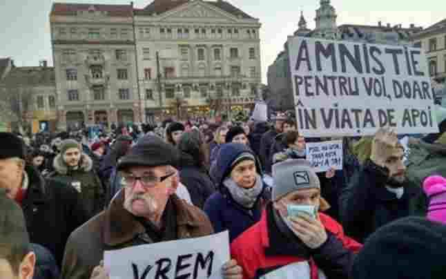 Tízezrek tiltakoznak a kormány közkegyelmi tervezete ellen