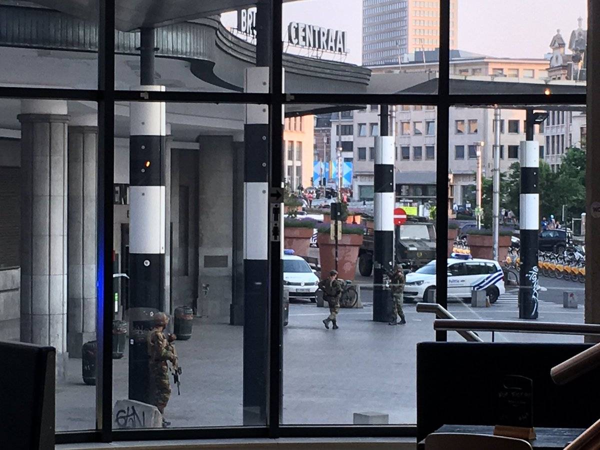 Robbanómellényt viselő támadót ártalmatlanítottak Brüsszelben