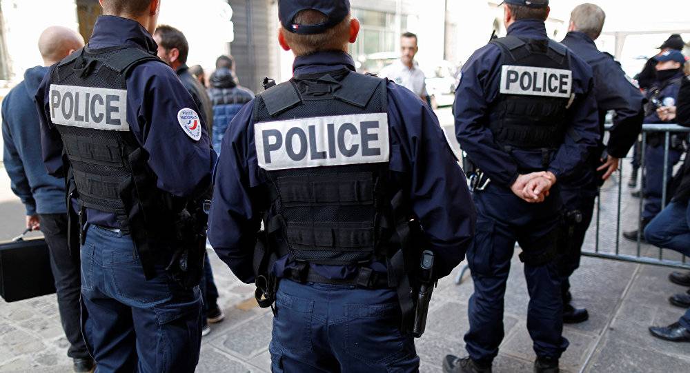 Szándékosan rendőrségi furgonba rohant egy autó Párizsban