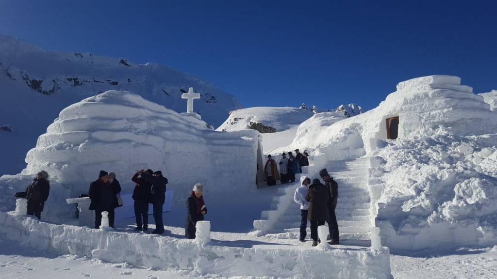 Felszentelték a Fogarasi-havasokban épített jégtemplomot