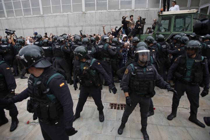 Több száz sérült a katalán népszavazáson – Madrid szerint „arányos” a hatóságok fellépése