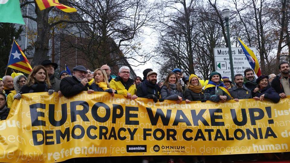 Több mint tízezren tüntetnek Katalónia függetlenségéért Brüsszelben