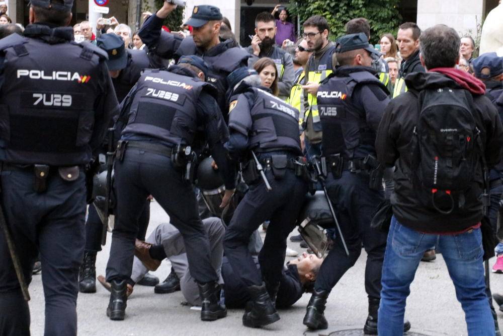 A spanyol kormányfő tagadja a katalán népszavazást, és dicséri a rendőrök fellépését