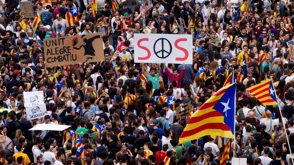 Megbénították Katalóniát a rendőri erőszakot elítélő tiltakozások