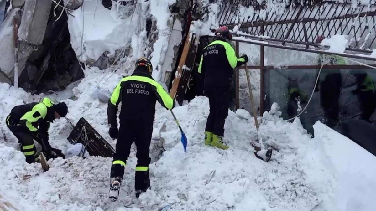 Túlélőket találtak a lavina által betemetett olasz szállodában