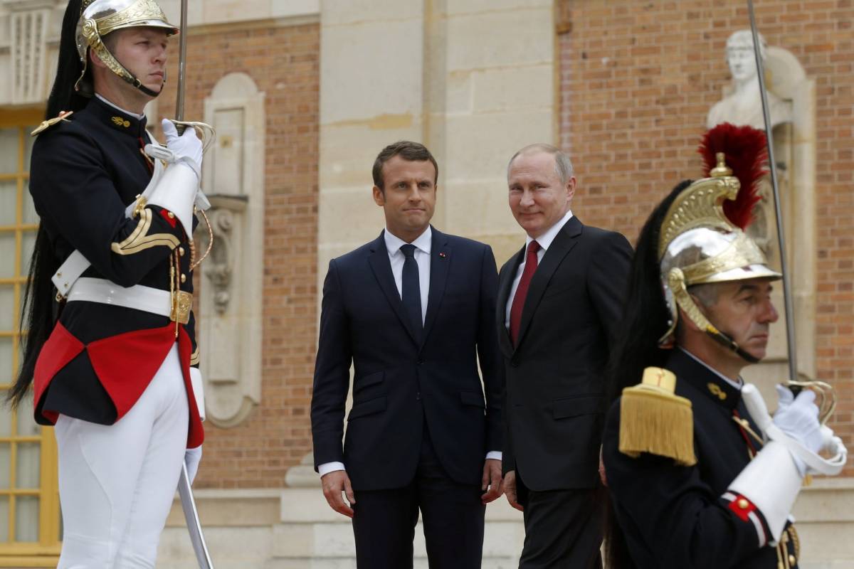 Emmanuel Macron Vlagyimir Putyint fogadta Versailles-ban