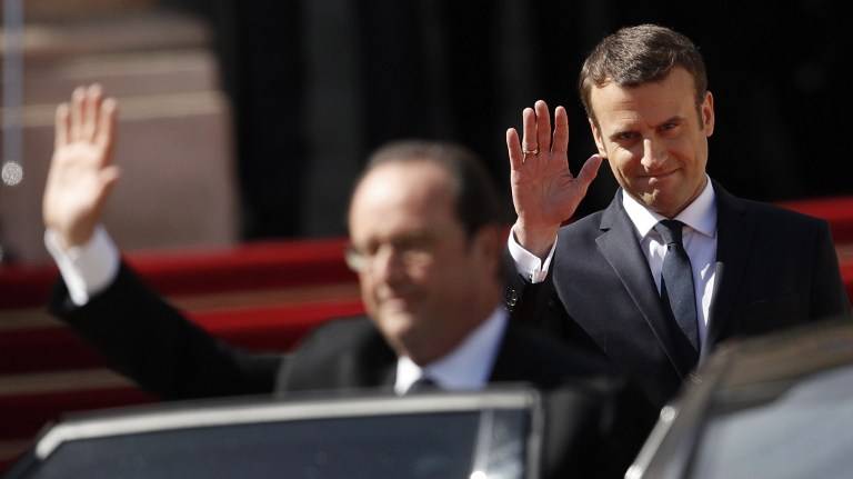 Őrségváltás az Elysée-palotában: Macron átvette az elnöki hatalmat