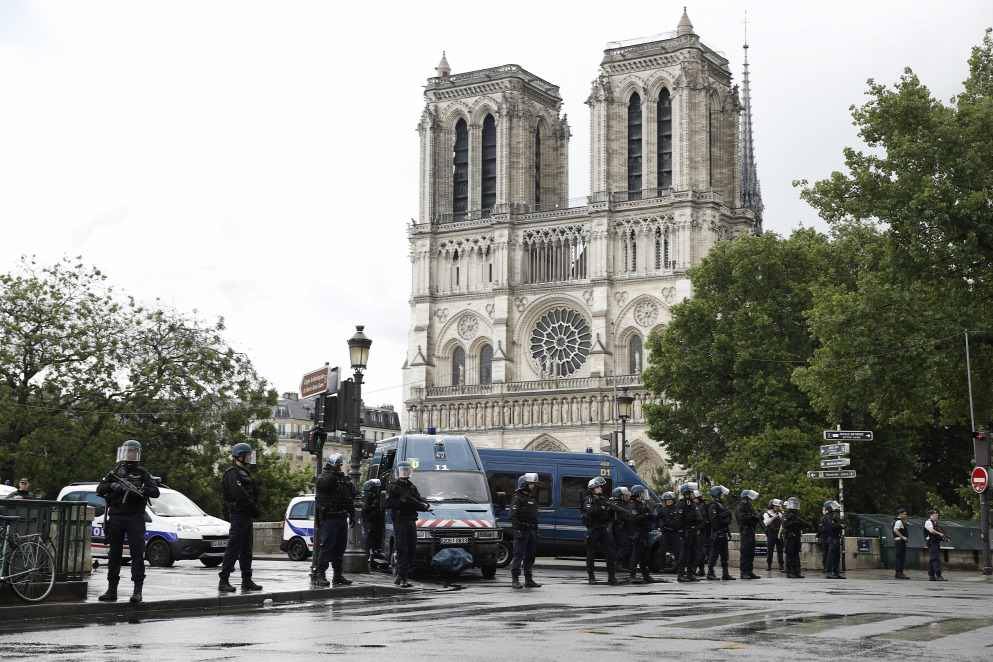 Kalapáccsal fenyegetőzött egy férfi Párizsban, lelőtték a rendőrök